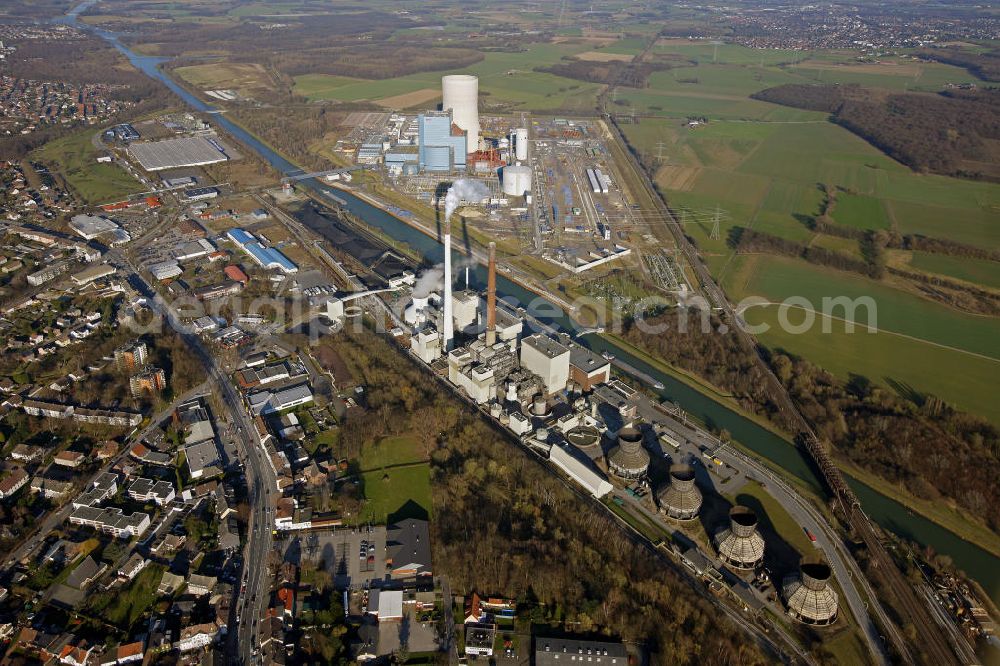 Datteln from above - Baustelle des neue Steinkohlekraftwerk Datteln / Castrop-Rauxel im Ruhrgebiet am Dortmund-Ems-Kanal. Der Kraftwerksneubau ist auch bekannt als EON Datteln 4. Datteln 4 geht 2012 als Monoblockanlage mit einer Bruttoleistung von 1.100 MW in Betrieb und ersetzt die Blöcke 1 bis 3 in Datteln und Shamrock in Herne, die ihr technisch-wirtschaftliches Laufzeitende erreichen werden. Snowy winter construction site of new coal-fired power plant dates on the Dortmund-Ems Canal.