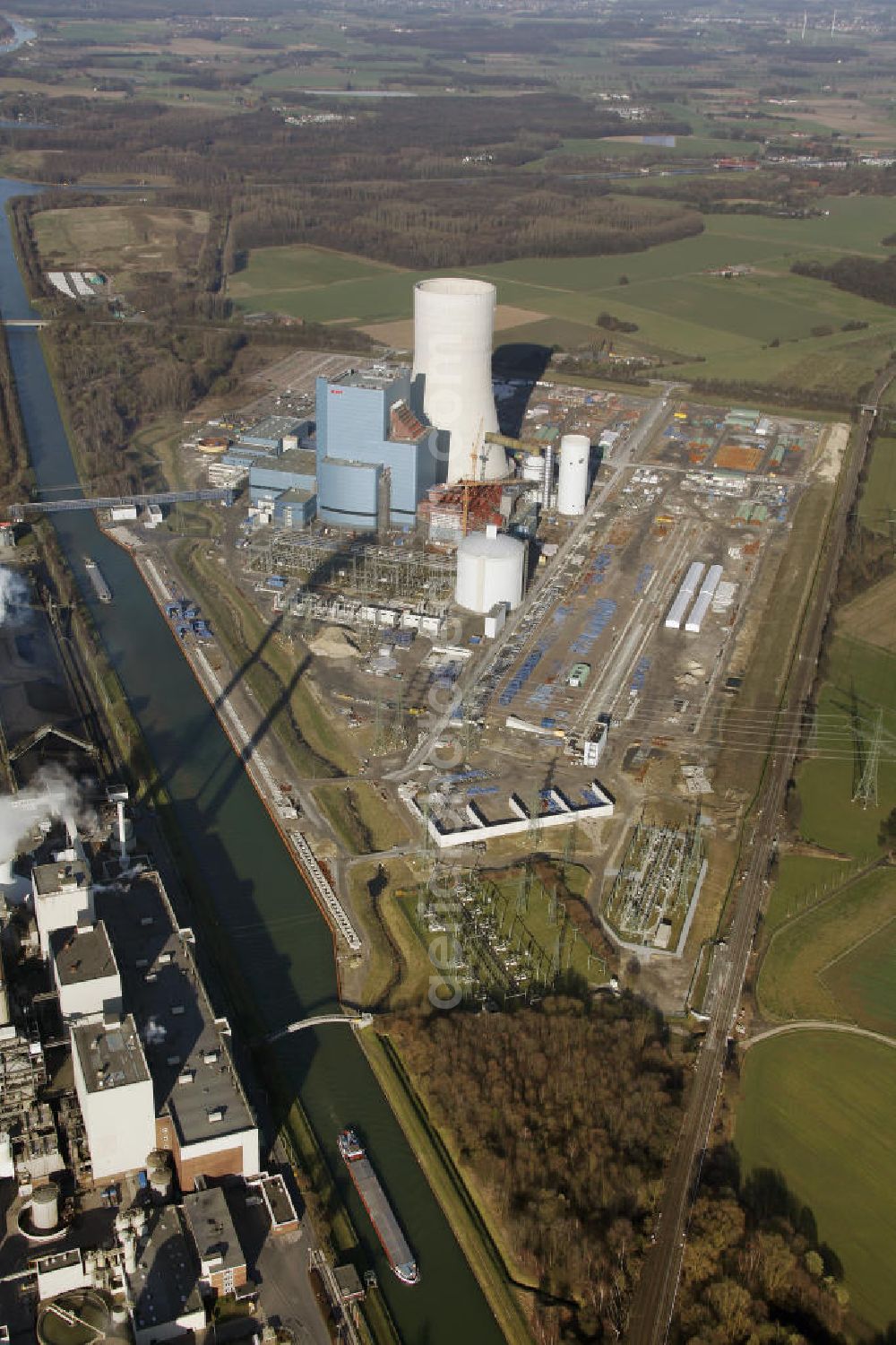 Datteln from the bird's eye view: Baustelle des neue Steinkohlekraftwerk Datteln / Castrop-Rauxel im Ruhrgebiet am Dortmund-Ems-Kanal. Der Kraftwerksneubau ist auch bekannt als EON Datteln 4. Datteln 4 geht 2012 als Monoblockanlage mit einer Bruttoleistung von 1.100 MW in Betrieb und ersetzt die Blöcke 1 bis 3 in Datteln und Shamrock in Herne, die ihr technisch-wirtschaftliches Laufzeitende erreichen werden. Snowy winter construction site of new coal-fired power plant dates on the Dortmund-Ems Canal.