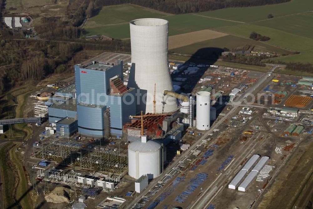 Aerial image Datteln - Baustelle des neue Steinkohlekraftwerk Datteln / Castrop-Rauxel im Ruhrgebiet am Dortmund-Ems-Kanal. Der Kraftwerksneubau ist auch bekannt als EON Datteln 4. Datteln 4 geht 2012 als Monoblockanlage mit einer Bruttoleistung von 1.100 MW in Betrieb und ersetzt die Blöcke 1 bis 3 in Datteln und Shamrock in Herne, die ihr technisch-wirtschaftliches Laufzeitende erreichen werden. Snowy winter construction site of new coal-fired power plant dates on the Dortmund-Ems Canal.