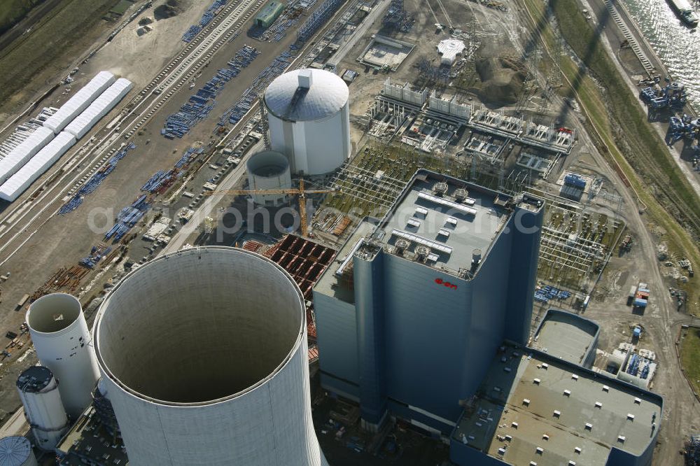 Datteln from above - Baustelle des neue Steinkohlekraftwerk Datteln / Castrop-Rauxel im Ruhrgebiet am Dortmund-Ems-Kanal. Der Kraftwerksneubau ist auch bekannt als EON Datteln 4. Datteln 4 geht 2012 als Monoblockanlage mit einer Bruttoleistung von 1.100 MW in Betrieb und ersetzt die Blöcke 1 bis 3 in Datteln und Shamrock in Herne, die ihr technisch-wirtschaftliches Laufzeitende erreichen werden. Snowy winter construction site of new coal-fired power plant dates on the Dortmund-Ems Canal.