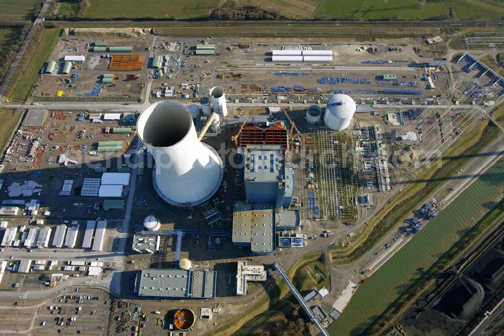 Datteln from the bird's eye view: Baustelle des neue Steinkohlekraftwerk Datteln / Castrop-Rauxel im Ruhrgebiet am Dortmund-Ems-Kanal. Der Kraftwerksneubau ist auch bekannt als EON Datteln 4. Datteln 4 geht 2012 als Monoblockanlage mit einer Bruttoleistung von 1.100 MW in Betrieb und ersetzt die Blöcke 1 bis 3 in Datteln und Shamrock in Herne, die ihr technisch-wirtschaftliches Laufzeitende erreichen werden. Snowy winter construction site of new coal-fired power plant dates on the Dortmund-Ems Canal.