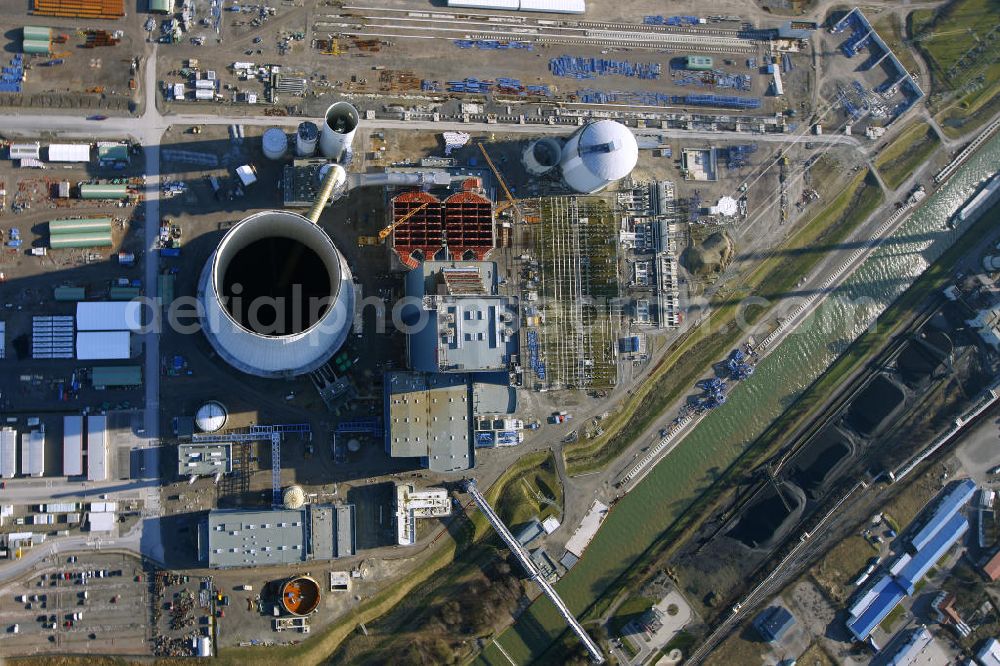 Aerial image Datteln - Baustelle des neue Steinkohlekraftwerk Datteln / Castrop-Rauxel im Ruhrgebiet am Dortmund-Ems-Kanal. Der Kraftwerksneubau ist auch bekannt als EON Datteln 4. Datteln 4 geht 2012 als Monoblockanlage mit einer Bruttoleistung von 1.100 MW in Betrieb und ersetzt die Blöcke 1 bis 3 in Datteln und Shamrock in Herne, die ihr technisch-wirtschaftliches Laufzeitende erreichen werden. Snowy winter construction site of new coal-fired power plant dates on the Dortmund-Ems Canal.