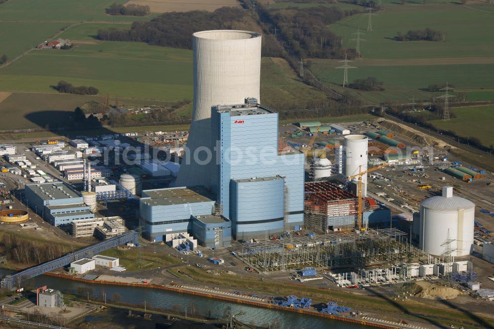 Aerial photograph Datteln - Baustelle des neue Steinkohlekraftwerk Datteln / Castrop-Rauxel im Ruhrgebiet am Dortmund-Ems-Kanal. Der Kraftwerksneubau ist auch bekannt als EON Datteln 4. Datteln 4 geht 2012 als Monoblockanlage mit einer Bruttoleistung von 1.100 MW in Betrieb und ersetzt die Blöcke 1 bis 3 in Datteln und Shamrock in Herne, die ihr technisch-wirtschaftliches Laufzeitende erreichen werden. Snowy winter construction site of new coal-fired power plant dates on the Dortmund-Ems Canal.