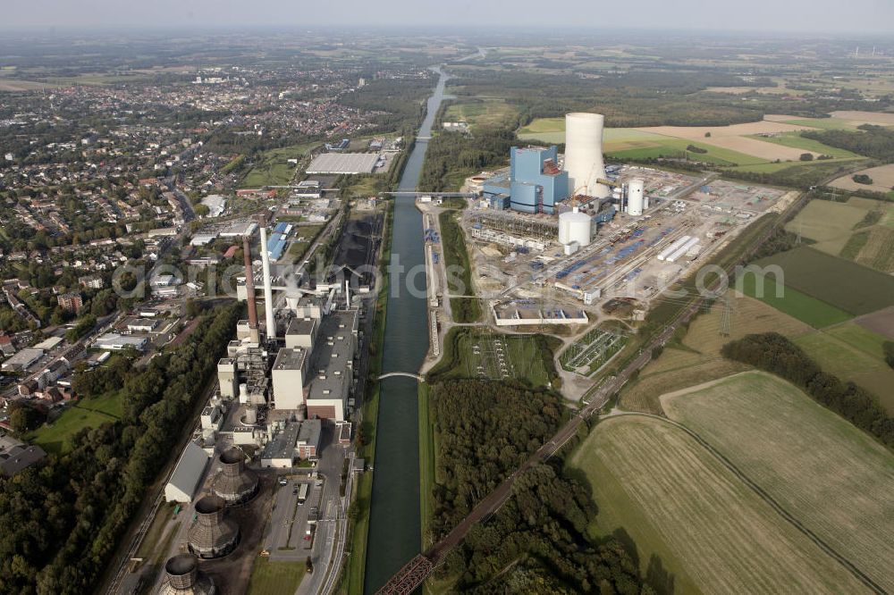 Aerial photograph Datteln - Baustelle des neue Steinkohlekraftwerk Datteln / Castrop-Rauxel im Ruhrgebiet am Dortmund-Ems-Kanal. Der Kraftwerksneubau ist auch bekannt als EON Datteln 4. Datteln 4 geht 2012 als Monoblockanlage mit einer Bruttoleistung von 1.100 MW in Betrieb und ersetzt die Blöcke 1 bis 3 in Datteln und Shamrock in Herne, die ihr technisch-wirtschaftliches Laufzeitende erreichen werden. Snowy winter construction site of new coal-fired power plant dates on the Dortmund-Ems Canal.