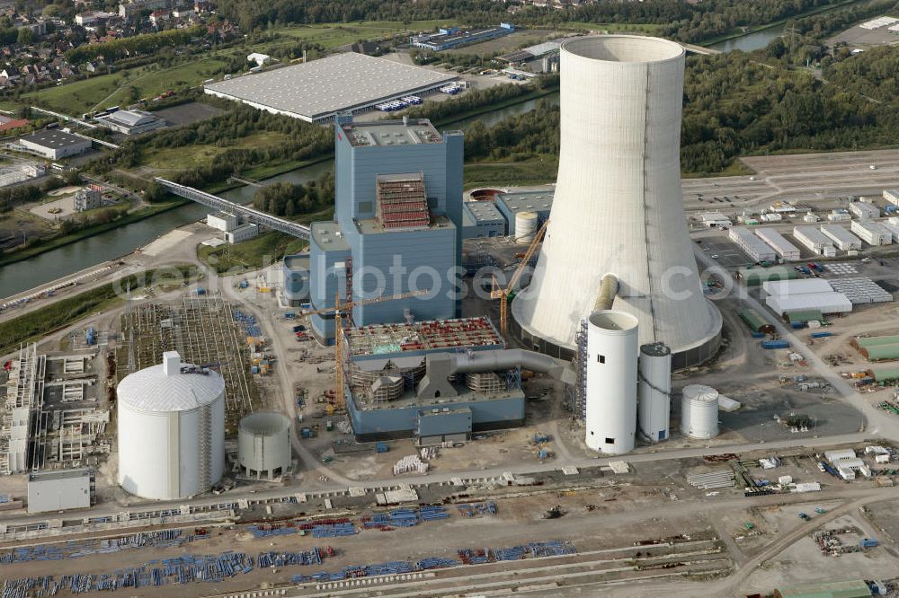 Datteln from above - Baustelle des neue Steinkohlekraftwerk Datteln / Castrop-Rauxel im Ruhrgebiet am Dortmund-Ems-Kanal. Der Kraftwerksneubau ist auch bekannt als EON Datteln 4. Datteln 4 geht 2012 als Monoblockanlage mit einer Bruttoleistung von 1.100 MW in Betrieb und ersetzt die Blöcke 1 bis 3 in Datteln und Shamrock in Herne, die ihr technisch-wirtschaftliches Laufzeitende erreichen werden. Snowy winter construction site of new coal-fired power plant dates on the Dortmund-Ems Canal.