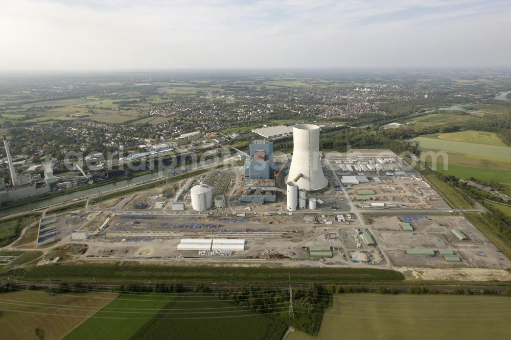 Datteln from the bird's eye view: Baustelle des neue Steinkohlekraftwerk Datteln / Castrop-Rauxel im Ruhrgebiet am Dortmund-Ems-Kanal. Der Kraftwerksneubau ist auch bekannt als EON Datteln 4. Datteln 4 geht 2012 als Monoblockanlage mit einer Bruttoleistung von 1.100 MW in Betrieb und ersetzt die Blöcke 1 bis 3 in Datteln und Shamrock in Herne, die ihr technisch-wirtschaftliches Laufzeitende erreichen werden. Snowy winter construction site of new coal-fired power plant dates on the Dortmund-Ems Canal.