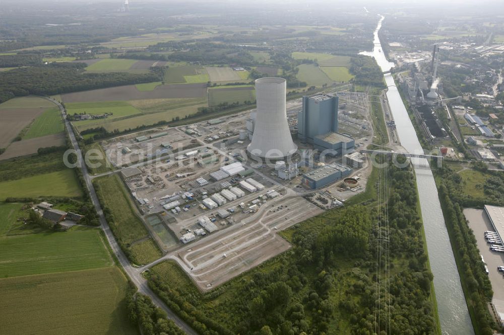 Aerial photograph Datteln - Baustelle des neue Steinkohlekraftwerk Datteln / Castrop-Rauxel im Ruhrgebiet am Dortmund-Ems-Kanal. Der Kraftwerksneubau ist auch bekannt als EON Datteln 4. Datteln 4 geht 2012 als Monoblockanlage mit einer Bruttoleistung von 1.100 MW in Betrieb und ersetzt die Blöcke 1 bis 3 in Datteln und Shamrock in Herne, die ihr technisch-wirtschaftliches Laufzeitende erreichen werden. Snowy winter construction site of new coal-fired power plant dates on the Dortmund-Ems Canal.