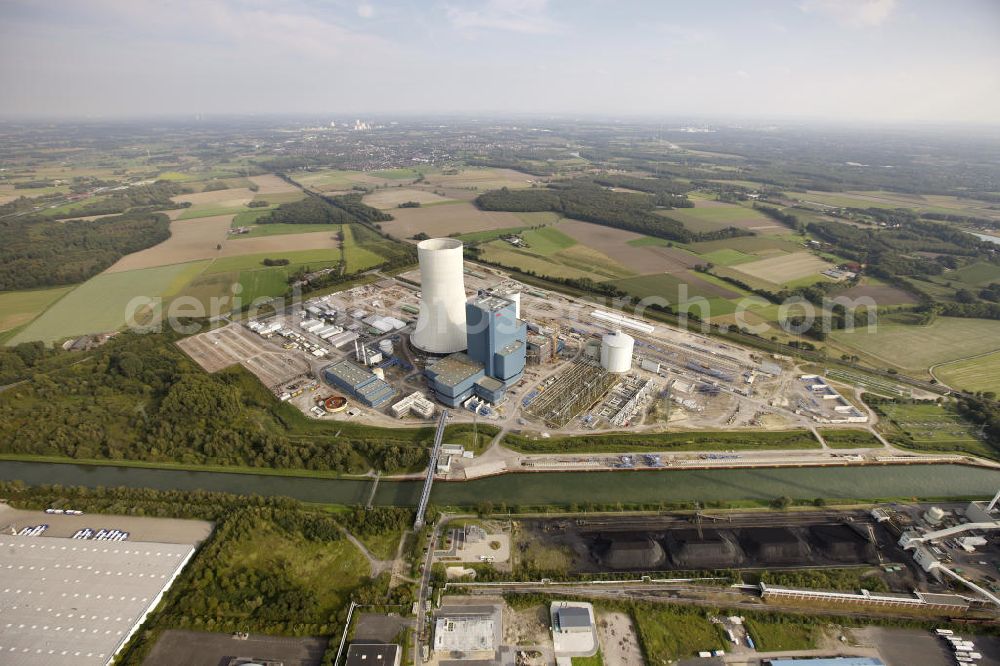 Datteln from above - Baustelle des neue Steinkohlekraftwerk Datteln / Castrop-Rauxel im Ruhrgebiet am Dortmund-Ems-Kanal. Der Kraftwerksneubau ist auch bekannt als EON Datteln 4. Datteln 4 geht 2012 als Monoblockanlage mit einer Bruttoleistung von 1.100 MW in Betrieb und ersetzt die Blöcke 1 bis 3 in Datteln und Shamrock in Herne, die ihr technisch-wirtschaftliches Laufzeitende erreichen werden. Snowy winter construction site of new coal-fired power plant dates on the Dortmund-Ems Canal.