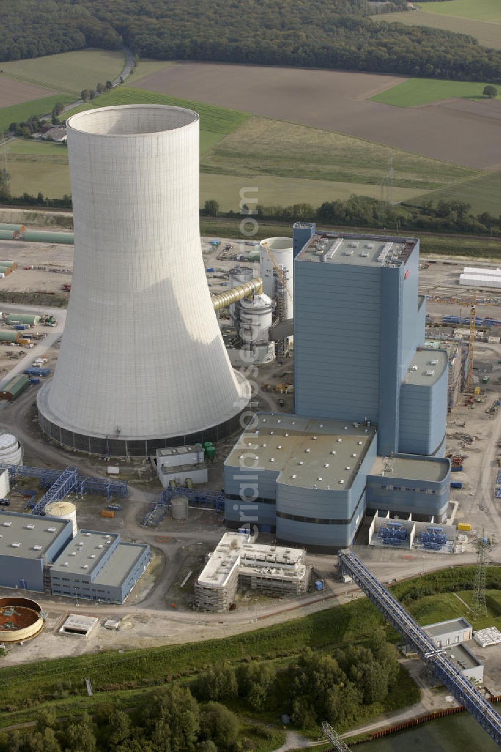 Datteln from the bird's eye view: Baustelle des neue Steinkohlekraftwerk Datteln / Castrop-Rauxel im Ruhrgebiet am Dortmund-Ems-Kanal. Der Kraftwerksneubau ist auch bekannt als EON Datteln 4. Datteln 4 geht 2012 als Monoblockanlage mit einer Bruttoleistung von 1.100 MW in Betrieb und ersetzt die Blöcke 1 bis 3 in Datteln und Shamrock in Herne, die ihr technisch-wirtschaftliches Laufzeitende erreichen werden. Snowy winter construction site of new coal-fired power plant dates on the Dortmund-Ems Canal.