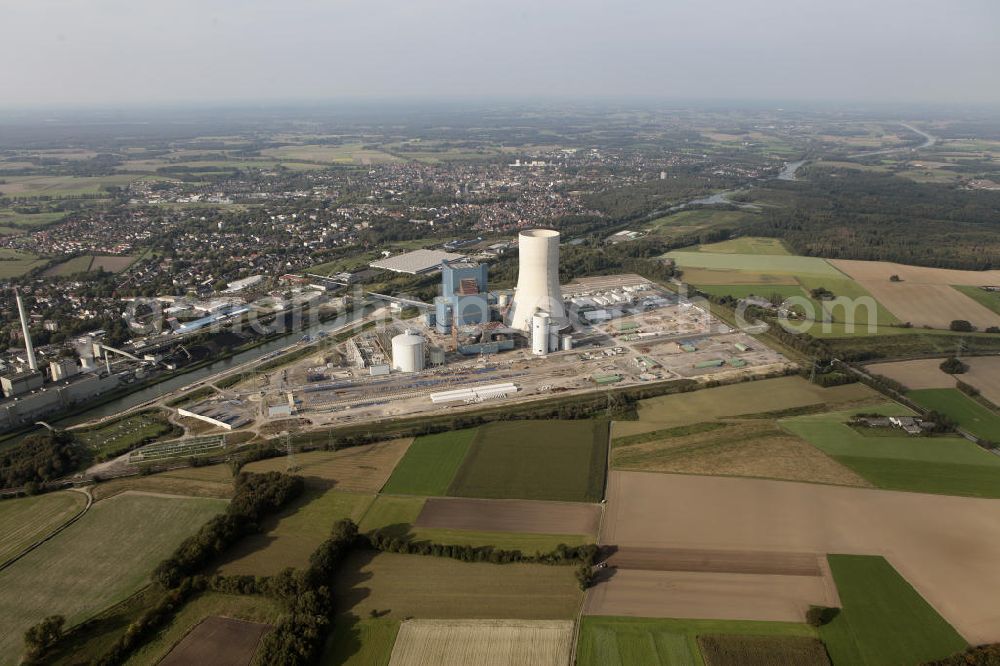 Datteln from above - Baustelle des neue Steinkohlekraftwerk Datteln / Castrop-Rauxel im Ruhrgebiet am Dortmund-Ems-Kanal. Der Kraftwerksneubau ist auch bekannt als EON Datteln 4. Datteln 4 geht 2012 als Monoblockanlage mit einer Bruttoleistung von 1.100 MW in Betrieb und ersetzt die Blöcke 1 bis 3 in Datteln und Shamrock in Herne, die ihr technisch-wirtschaftliches Laufzeitende erreichen werden. Snowy winter construction site of new coal-fired power plant dates on the Dortmund-Ems Canal.