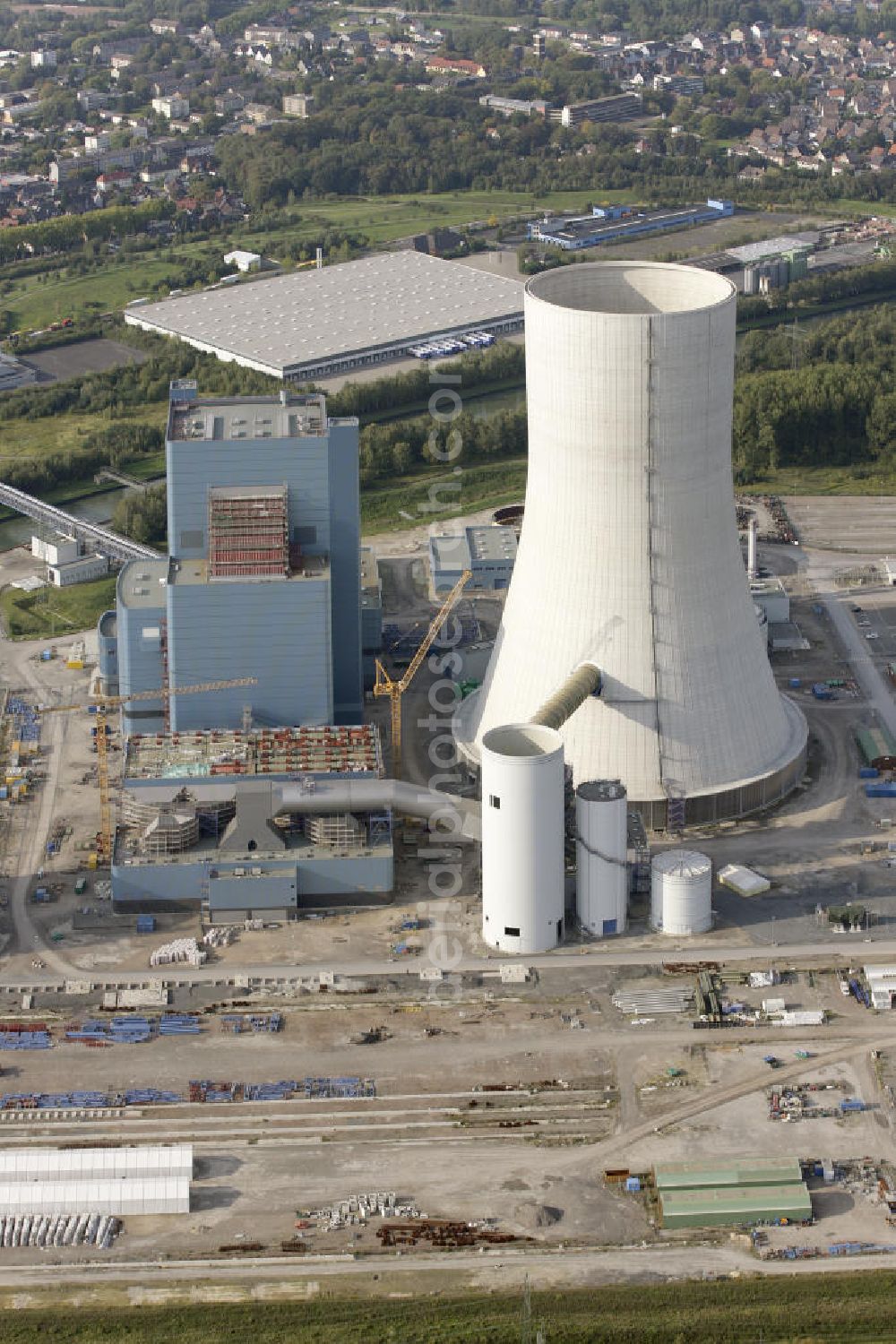 Datteln from the bird's eye view: Baustelle des neue Steinkohlekraftwerk Datteln / Castrop-Rauxel im Ruhrgebiet am Dortmund-Ems-Kanal. Der Kraftwerksneubau ist auch bekannt als EON Datteln 4. Datteln 4 geht 2012 als Monoblockanlage mit einer Bruttoleistung von 1.100 MW in Betrieb und ersetzt die Blöcke 1 bis 3 in Datteln und Shamrock in Herne, die ihr technisch-wirtschaftliches Laufzeitende erreichen werden. Snowy winter construction site of new coal-fired power plant dates on the Dortmund-Ems Canal.