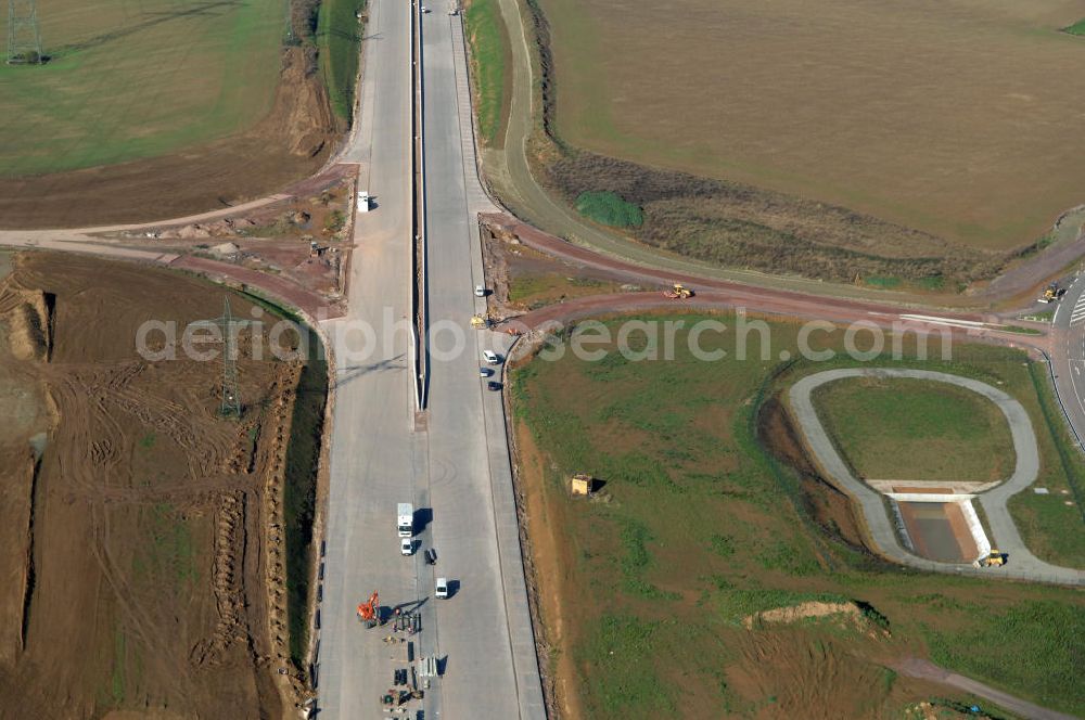 Großenlupnitz from the bird's eye view: Blick auf die Baustelle der neuen Ausfahrt / Anschlussstelle Eisenach-Ost mit Regenrückhaltebecken. Die Brücke ist Teil des Projekt Nordverlegung / Umfahrung Hörselberge der Autobahn E40 / A4 in Thüringen bei Eisenach. Durchgeführt werden die im Zuge dieses Projektes notwendigen Arbeiten unter an derem von den Mitarbeitern der Niederlassung Weimar der EUROVIA Verkehrsbau Union sowie der Niederlassungen Abbruch und Erdbau, Betonstraßenbau, Ingenieurbau und TECO Schallschutz der EUROVIA Beton sowie der DEGES.