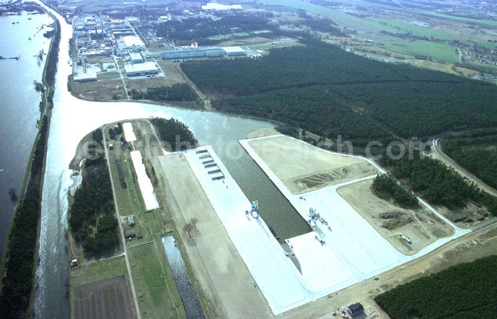 Schwedt / Oder from above - Baustelle des neuen Binnenhafens in Schwedt / Oder. 11.03.02