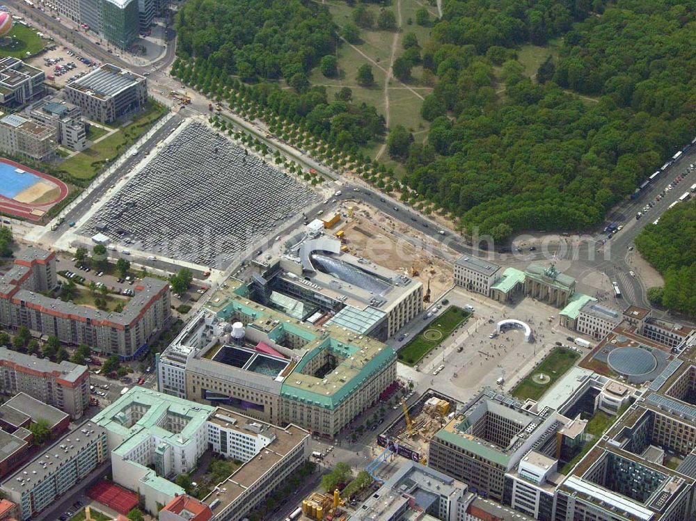 Aerial photograph Berlin - Baustelle der neuen US-Botschaft am Brandenburger Tor in Berlin und Holocaustdenkmal.