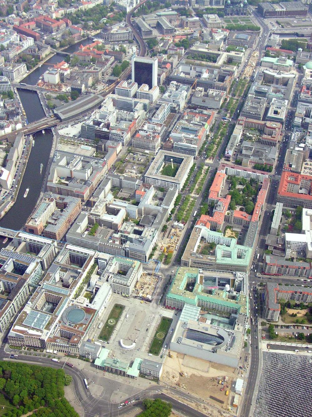 Berlin from the bird's eye view: Baustelle der neuen US-Botschaft am Brandenburger Tor in Berlin