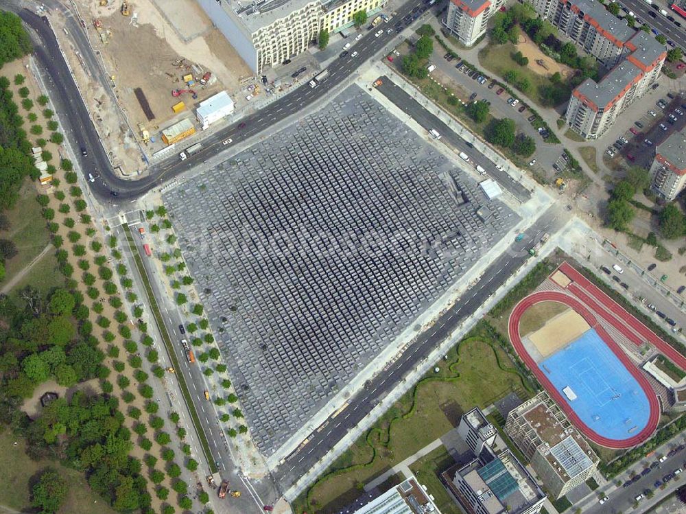 Aerial photograph Berlin - Baustelle der neuen US-Botschaft am Brandenburger Tor in Berlin und Holocaustdenkmal.