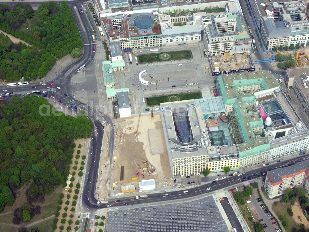 Berlin from above - Baustelle der neuen US-Botschaft am Brandenburger Tor in Berlin