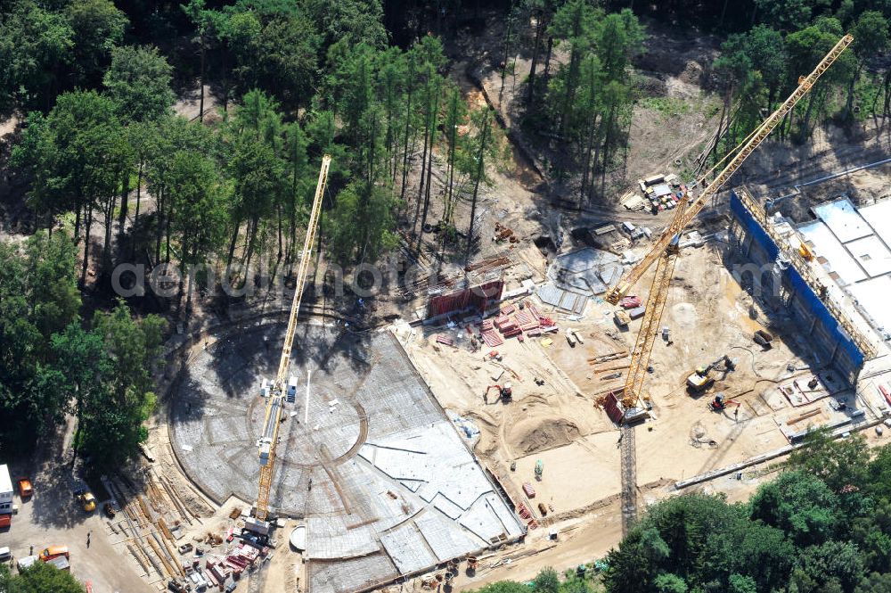 Aerial image Rostock - Blick auf die Baustelle des neuen Darwineum , einem Menschenaffenhaus im Erweiterungsgelände des Rostocker Zoo. Die künftige Bildungs- und Erlebniswelt DARWINEUM mit Menschenaffengehege wird eine Ausstellung zur Evolution des Menschen mit Aquarium, Tropenhalle und einem großen Süßwasserbecken beinhalten. Das Bauprojekt im Barnstorfer Wald soll den Besucherstrom des Zoos erheblich vergrößern. Federführende Unternehmen beim Bau sind die INROS LACKNER AG, Rasbach Architekten und dem Ingenieurbüro Jochen Döhler. Site of the new Darwineum, a primate house in the Rostock Zoo.