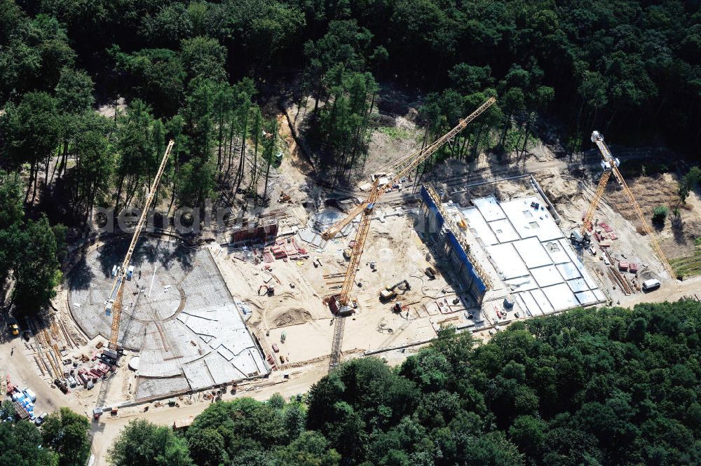 Aerial photograph Rostock - Blick auf die Baustelle des neuen Darwineum , einem Menschenaffenhaus im Erweiterungsgelände des Rostocker Zoo. Die künftige Bildungs- und Erlebniswelt DARWINEUM mit Menschenaffengehege wird eine Ausstellung zur Evolution des Menschen mit Aquarium, Tropenhalle und einem großen Süßwasserbecken beinhalten. Das Bauprojekt im Barnstorfer Wald soll den Besucherstrom des Zoos erheblich vergrößern. Federführende Unternehmen beim Bau sind die INROS LACKNER AG, Rasbach Architekten und dem Ingenieurbüro Jochen Döhler. Site of the new Darwineum, a primate house in the Rostock Zoo.