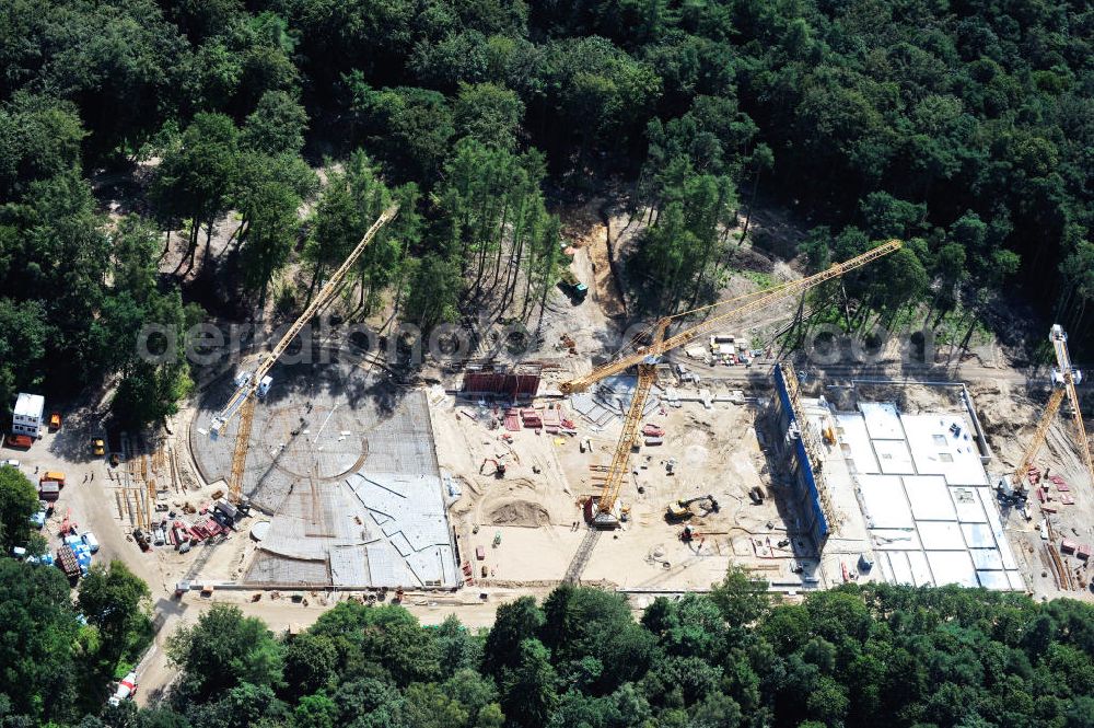 Rostock from above - Blick auf die Baustelle des neuen Darwineum , einem Menschenaffenhaus im Erweiterungsgelände des Rostocker Zoo. Die künftige Bildungs- und Erlebniswelt DARWINEUM mit Menschenaffengehege wird eine Ausstellung zur Evolution des Menschen mit Aquarium, Tropenhalle und einem großen Süßwasserbecken beinhalten. Das Bauprojekt im Barnstorfer Wald soll den Besucherstrom des Zoos erheblich vergrößern. Federführende Unternehmen beim Bau sind die INROS LACKNER AG, Rasbach Architekten und dem Ingenieurbüro Jochen Döhler. Site of the new Darwineum, a primate house in the Rostock Zoo.