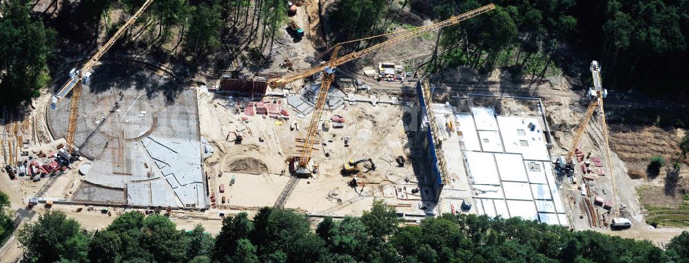 Rostock from the bird's eye view: Blick auf die Baustelle des neuen Darwineum , einem Menschenaffenhaus im Erweiterungsgelände des Rostocker Zoo. Die künftige Bildungs- und Erlebniswelt DARWINEUM mit Menschenaffengehege wird eine Ausstellung zur Evolution des Menschen mit Aquarium, Tropenhalle und einem großen Süßwasserbecken beinhalten. Das Bauprojekt im Barnstorfer Wald soll den Besucherstrom des Zoos erheblich vergrößern. Federführende Unternehmen beim Bau sind die INROS LACKNER AG, Rasbach Architekten und dem Ingenieurbüro Jochen Döhler. Site of the new Darwineum, a primate house in the Rostock Zoo.