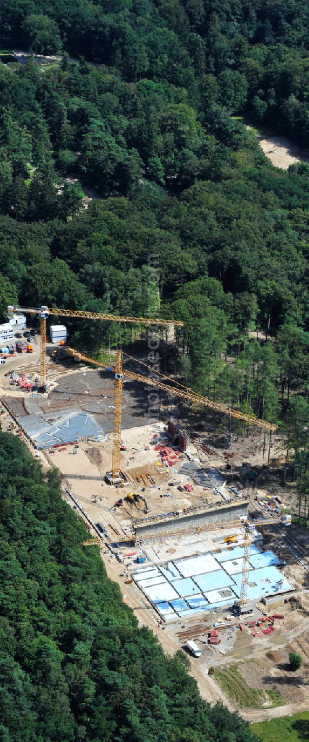 Aerial image Rostock - Blick auf die Baustelle des neuen Darwineum , einem Menschenaffenhaus im Erweiterungsgelände des Rostocker Zoo. Die künftige Bildungs- und Erlebniswelt DARWINEUM mit Menschenaffengehege wird eine Ausstellung zur Evolution des Menschen mit Aquarium, Tropenhalle und einem großen Süßwasserbecken beinhalten. Das Bauprojekt im Barnstorfer Wald soll den Besucherstrom des Zoos erheblich vergrößern. Federführende Unternehmen beim Bau sind die INROS LACKNER AG, Rasbach Architekten und dem Ingenieurbüro Jochen Döhler. Site of the new Darwineum, a primate house in the Rostock Zoo.