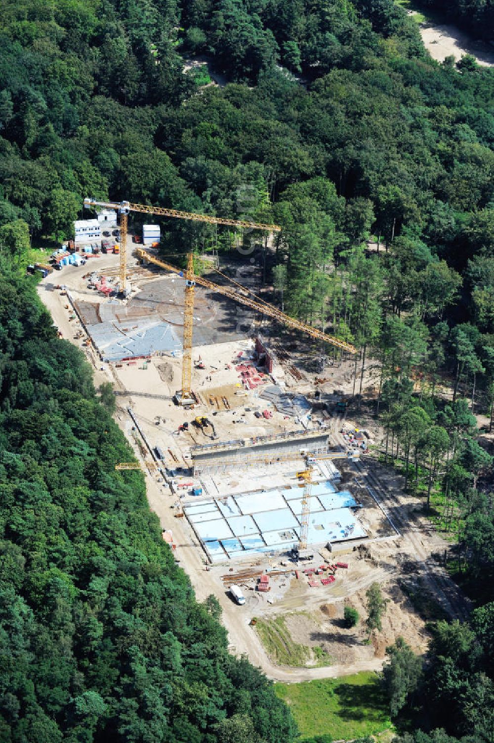 Aerial photograph Rostock - Blick auf die Baustelle des neuen Darwineum , einem Menschenaffenhaus im Erweiterungsgelände des Rostocker Zoo. Die künftige Bildungs- und Erlebniswelt DARWINEUM mit Menschenaffengehege wird eine Ausstellung zur Evolution des Menschen mit Aquarium, Tropenhalle und einem großen Süßwasserbecken beinhalten. Das Bauprojekt im Barnstorfer Wald soll den Besucherstrom des Zoos erheblich vergrößern. Federführende Unternehmen beim Bau sind die INROS LACKNER AG, Rasbach Architekten und dem Ingenieurbüro Jochen Döhler. Site of the new Darwineum, a primate house in the Rostock Zoo.