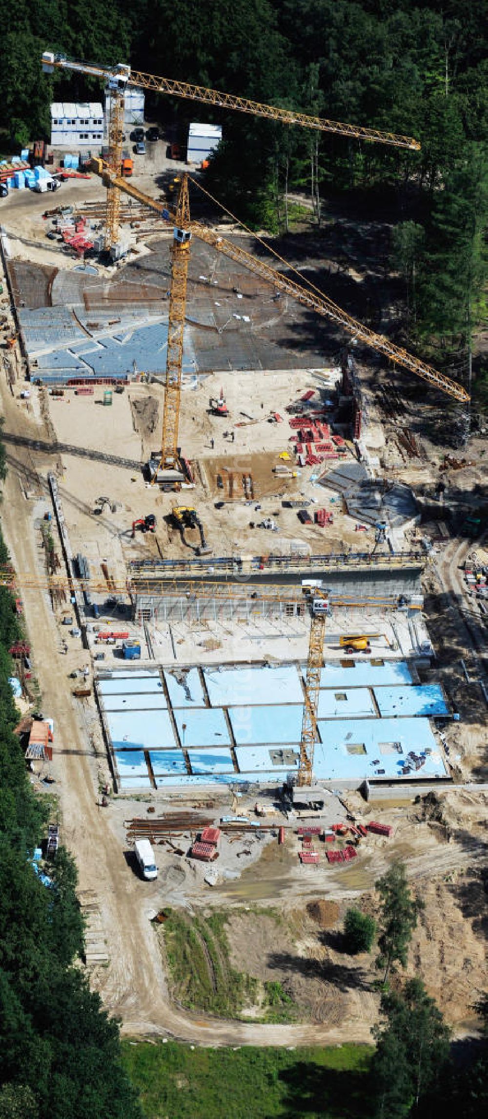 Rostock from the bird's eye view: Blick auf die Baustelle des neuen Darwineum , einem Menschenaffenhaus im Erweiterungsgelände des Rostocker Zoo. Die künftige Bildungs- und Erlebniswelt DARWINEUM mit Menschenaffengehege wird eine Ausstellung zur Evolution des Menschen mit Aquarium, Tropenhalle und einem großen Süßwasserbecken beinhalten. Das Bauprojekt im Barnstorfer Wald soll den Besucherstrom des Zoos erheblich vergrößern. Federführende Unternehmen beim Bau sind die INROS LACKNER AG, Rasbach Architekten und dem Ingenieurbüro Jochen Döhler. Site of the new Darwineum, a primate house in the Rostock Zoo.