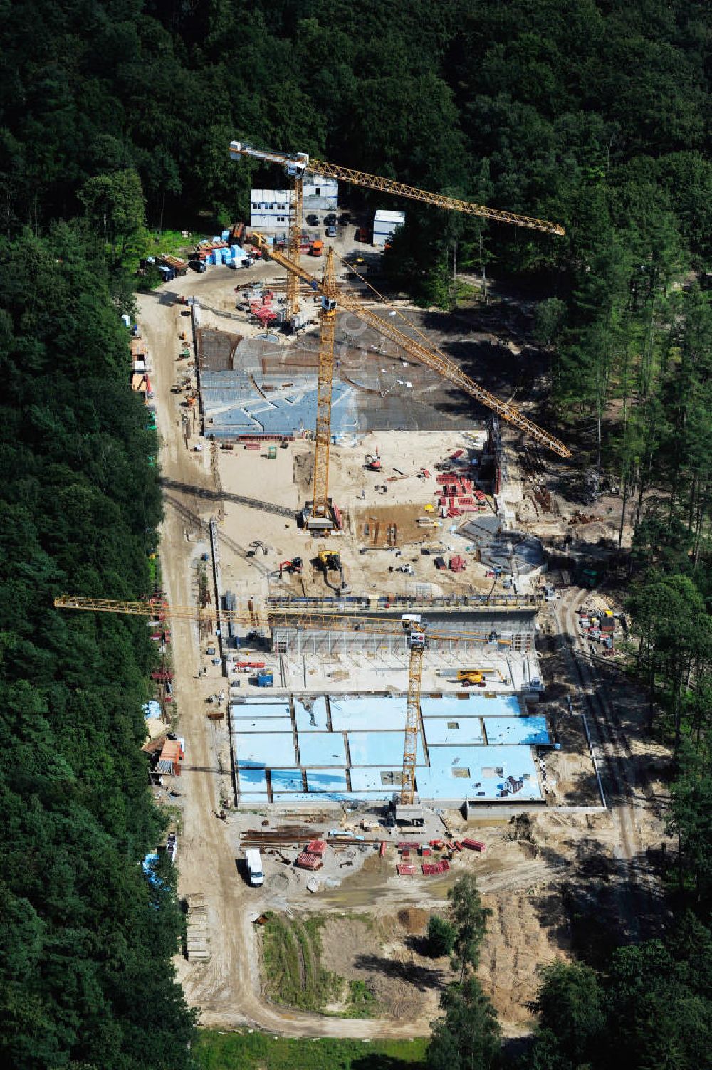 Aerial image Rostock - Blick auf die Baustelle des neuen Darwineum , einem Menschenaffenhaus im Erweiterungsgelände des Rostocker Zoo. Die künftige Bildungs- und Erlebniswelt DARWINEUM mit Menschenaffengehege wird eine Ausstellung zur Evolution des Menschen mit Aquarium, Tropenhalle und einem großen Süßwasserbecken beinhalten. Das Bauprojekt im Barnstorfer Wald soll den Besucherstrom des Zoos erheblich vergrößern. Federführende Unternehmen beim Bau sind die INROS LACKNER AG, Rasbach Architekten und dem Ingenieurbüro Jochen Döhler. Site of the new Darwineum, a primate house in the Rostock Zoo.