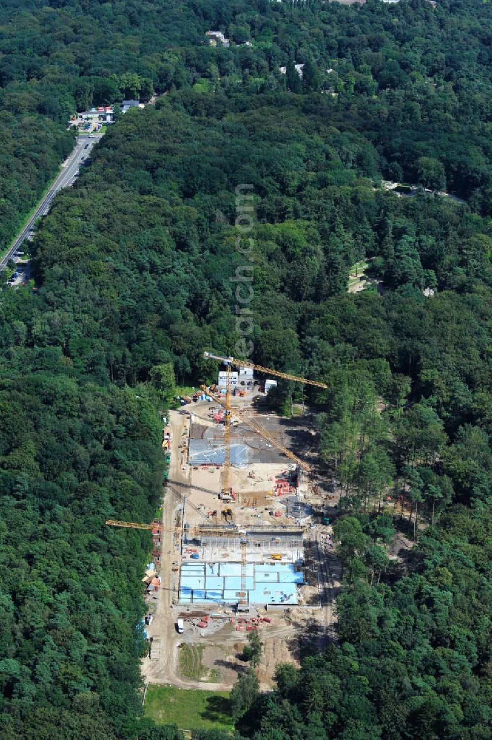 Aerial photograph Rostock - Blick auf die Baustelle des neuen Darwineum , einem Menschenaffenhaus im Erweiterungsgelände des Rostocker Zoo. Die künftige Bildungs- und Erlebniswelt DARWINEUM mit Menschenaffengehege wird eine Ausstellung zur Evolution des Menschen mit Aquarium, Tropenhalle und einem großen Süßwasserbecken beinhalten. Das Bauprojekt im Barnstorfer Wald soll den Besucherstrom des Zoos erheblich vergrößern. Federführende Unternehmen beim Bau sind die INROS LACKNER AG, Rasbach Architekten und dem Ingenieurbüro Jochen Döhler. Site of the new Darwineum, a primate house in the Rostock Zoo.