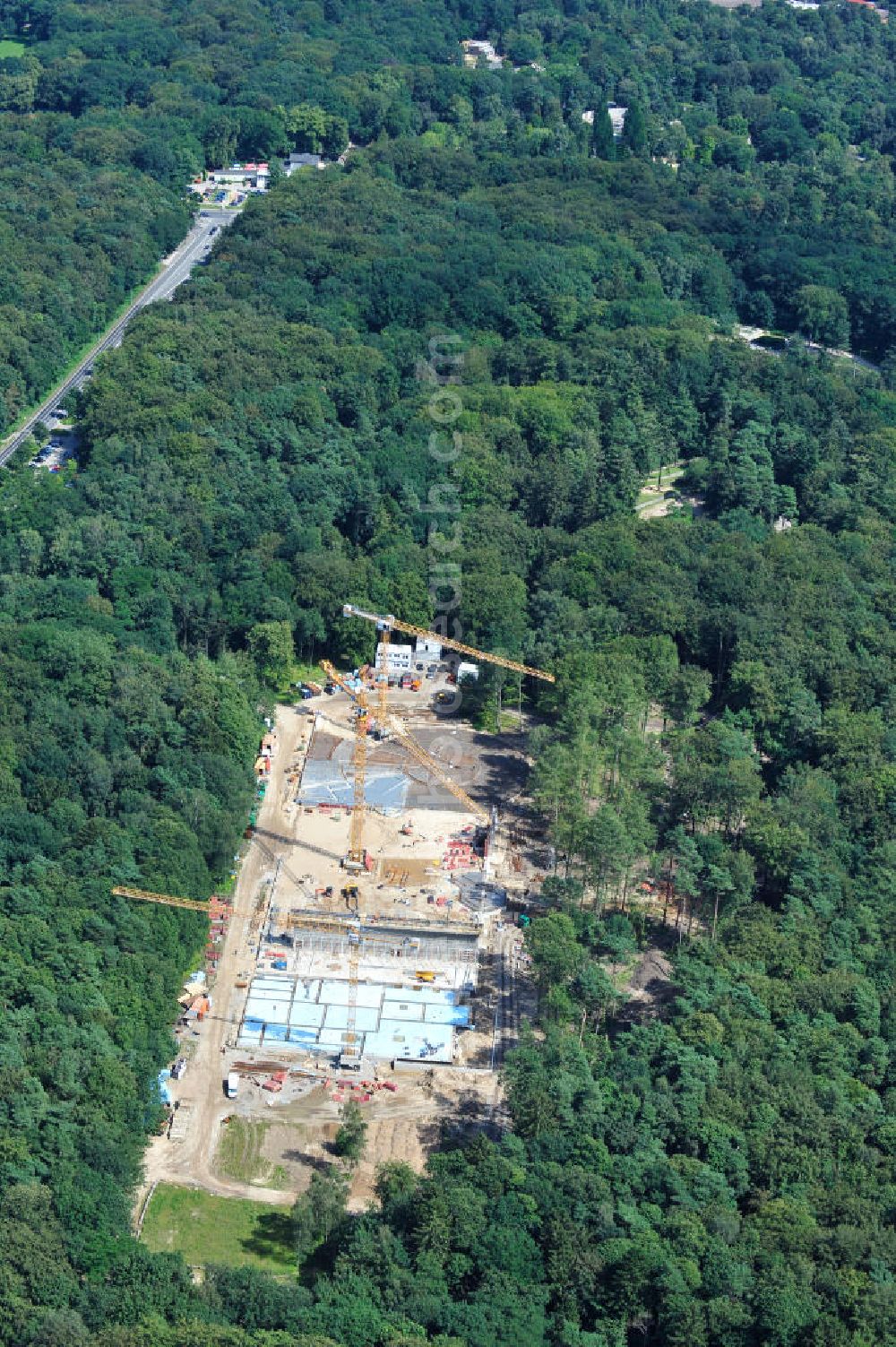 Rostock from above - Blick auf die Baustelle des neuen Darwineum , einem Menschenaffenhaus im Erweiterungsgelände des Rostocker Zoo. Die künftige Bildungs- und Erlebniswelt DARWINEUM mit Menschenaffengehege wird eine Ausstellung zur Evolution des Menschen mit Aquarium, Tropenhalle und einem großen Süßwasserbecken beinhalten. Das Bauprojekt im Barnstorfer Wald soll den Besucherstrom des Zoos erheblich vergrößern. Federführende Unternehmen beim Bau sind die INROS LACKNER AG, Rasbach Architekten und dem Ingenieurbüro Jochen Döhler. Site of the new Darwineum, a primate house in the Rostock Zoo.