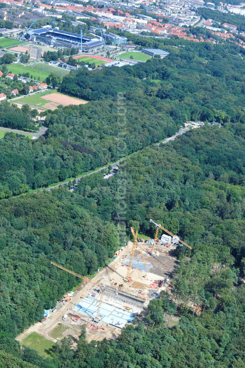 Aerial image Rostock - Blick auf die Baustelle des neuen Darwineum , einem Menschenaffenhaus im Erweiterungsgelände des Rostocker Zoo. Die künftige Bildungs- und Erlebniswelt DARWINEUM mit Menschenaffengehege wird eine Ausstellung zur Evolution des Menschen mit Aquarium, Tropenhalle und einem großen Süßwasserbecken beinhalten. Das Bauprojekt im Barnstorfer Wald soll den Besucherstrom des Zoos erheblich vergrößern. Federführende Unternehmen beim Bau sind die INROS LACKNER AG, Rasbach Architekten und dem Ingenieurbüro Jochen Döhler. Site of the new Darwineum, a primate house in the Rostock Zoo.