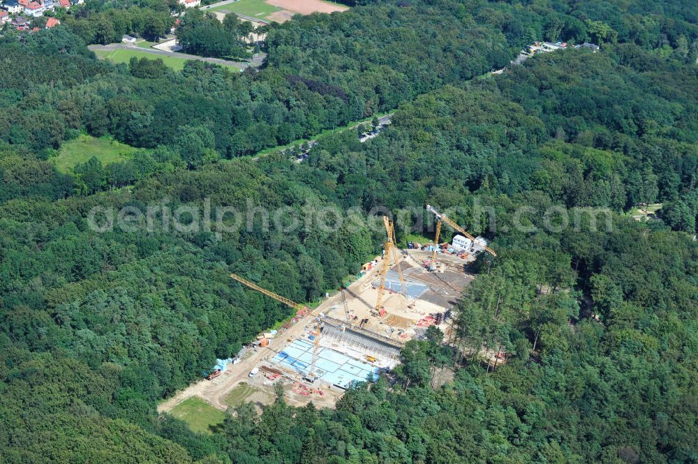 Aerial photograph Rostock - Blick auf die Baustelle des neuen Darwineum , einem Menschenaffenhaus im Erweiterungsgelände des Rostocker Zoo. Die künftige Bildungs- und Erlebniswelt DARWINEUM mit Menschenaffengehege wird eine Ausstellung zur Evolution des Menschen mit Aquarium, Tropenhalle und einem großen Süßwasserbecken beinhalten. Das Bauprojekt im Barnstorfer Wald soll den Besucherstrom des Zoos erheblich vergrößern. Federführende Unternehmen beim Bau sind die INROS LACKNER AG, Rasbach Architekten und dem Ingenieurbüro Jochen Döhler. Site of the new Darwineum, a primate house in the Rostock Zoo.