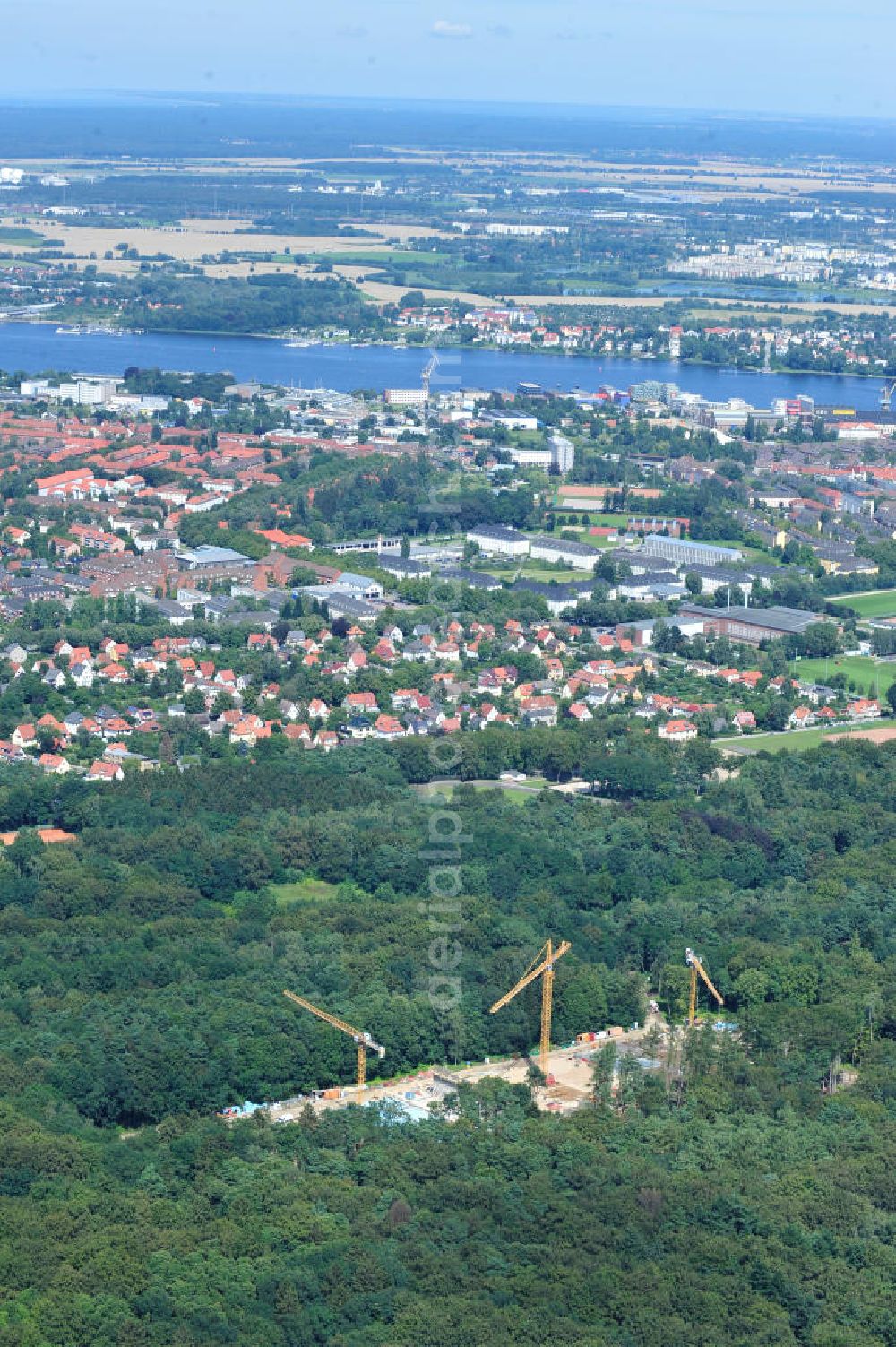 Rostock from above - Blick auf die Baustelle des neuen Darwineum , einem Menschenaffenhaus im Erweiterungsgelände des Rostocker Zoo. Die künftige Bildungs- und Erlebniswelt DARWINEUM mit Menschenaffengehege wird eine Ausstellung zur Evolution des Menschen mit Aquarium, Tropenhalle und einem großen Süßwasserbecken beinhalten. Das Bauprojekt im Barnstorfer Wald soll den Besucherstrom des Zoos erheblich vergrößern. Federführende Unternehmen beim Bau sind die INROS LACKNER AG, Rasbach Architekten und dem Ingenieurbüro Jochen Döhler. Site of the new Darwineum, a primate house in the Rostock Zoo.