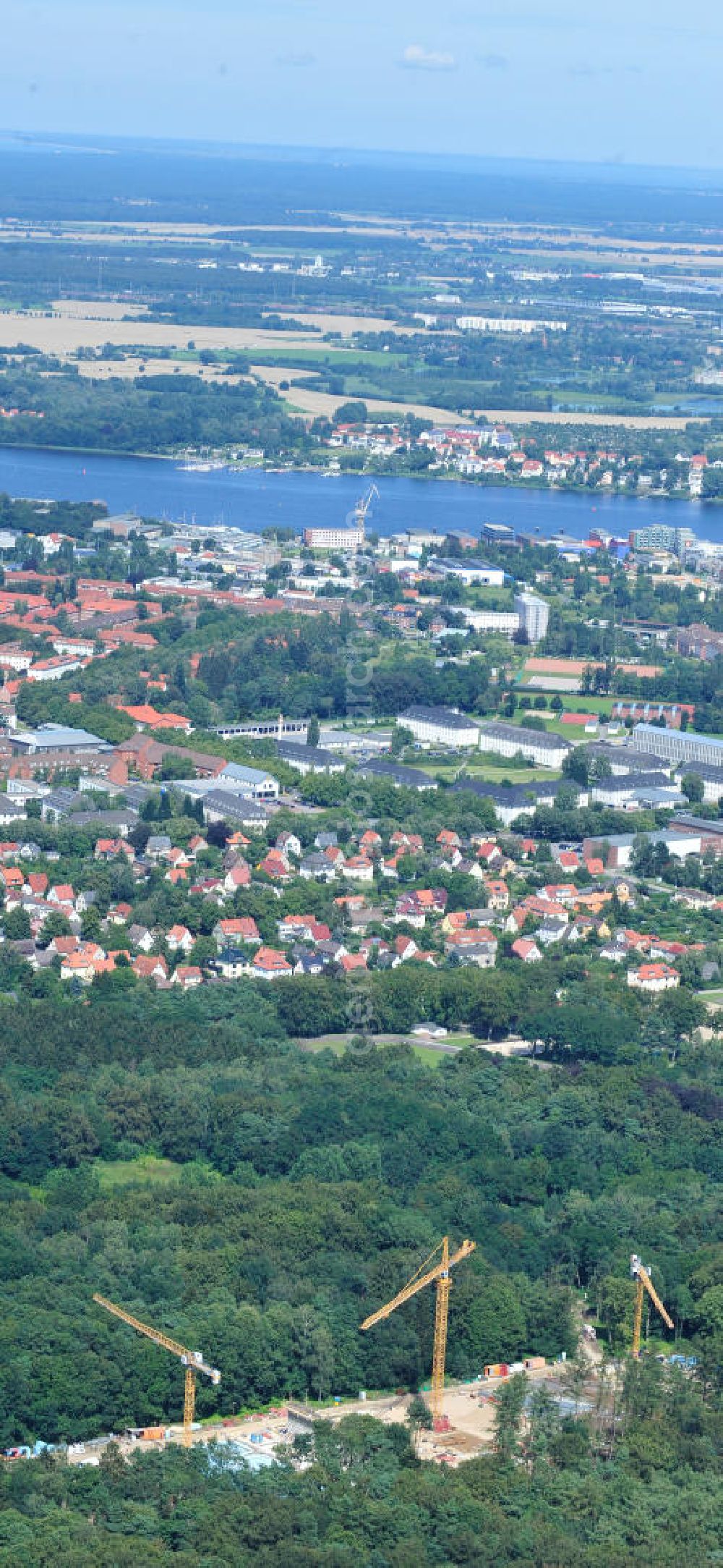 Rostock from the bird's eye view: Blick auf die Baustelle des neuen Darwineum , einem Menschenaffenhaus im Erweiterungsgelände des Rostocker Zoo. Die künftige Bildungs- und Erlebniswelt DARWINEUM mit Menschenaffengehege wird eine Ausstellung zur Evolution des Menschen mit Aquarium, Tropenhalle und einem großen Süßwasserbecken beinhalten. Das Bauprojekt im Barnstorfer Wald soll den Besucherstrom des Zoos erheblich vergrößern. Federführende Unternehmen beim Bau sind die INROS LACKNER AG, Rasbach Architekten und dem Ingenieurbüro Jochen Döhler. Site of the new Darwineum, a primate house in the Rostock Zoo.