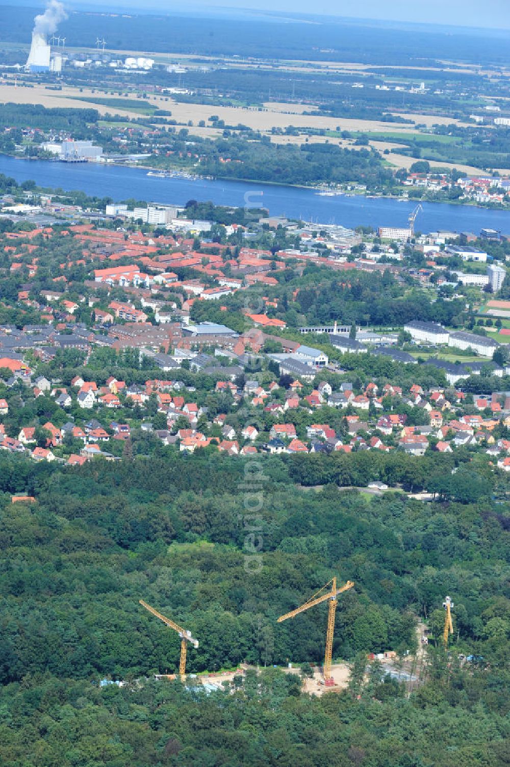 Aerial photograph Rostock - Blick auf die Baustelle des neuen Darwineum , einem Menschenaffenhaus im Erweiterungsgelände des Rostocker Zoo. Die künftige Bildungs- und Erlebniswelt DARWINEUM mit Menschenaffengehege wird eine Ausstellung zur Evolution des Menschen mit Aquarium, Tropenhalle und einem großen Süßwasserbecken beinhalten. Das Bauprojekt im Barnstorfer Wald soll den Besucherstrom des Zoos erheblich vergrößern. Federführende Unternehmen beim Bau sind die INROS LACKNER AG, Rasbach Architekten und dem Ingenieurbüro Jochen Döhler. Site of the new Darwineum, a primate house in the Rostock Zoo.