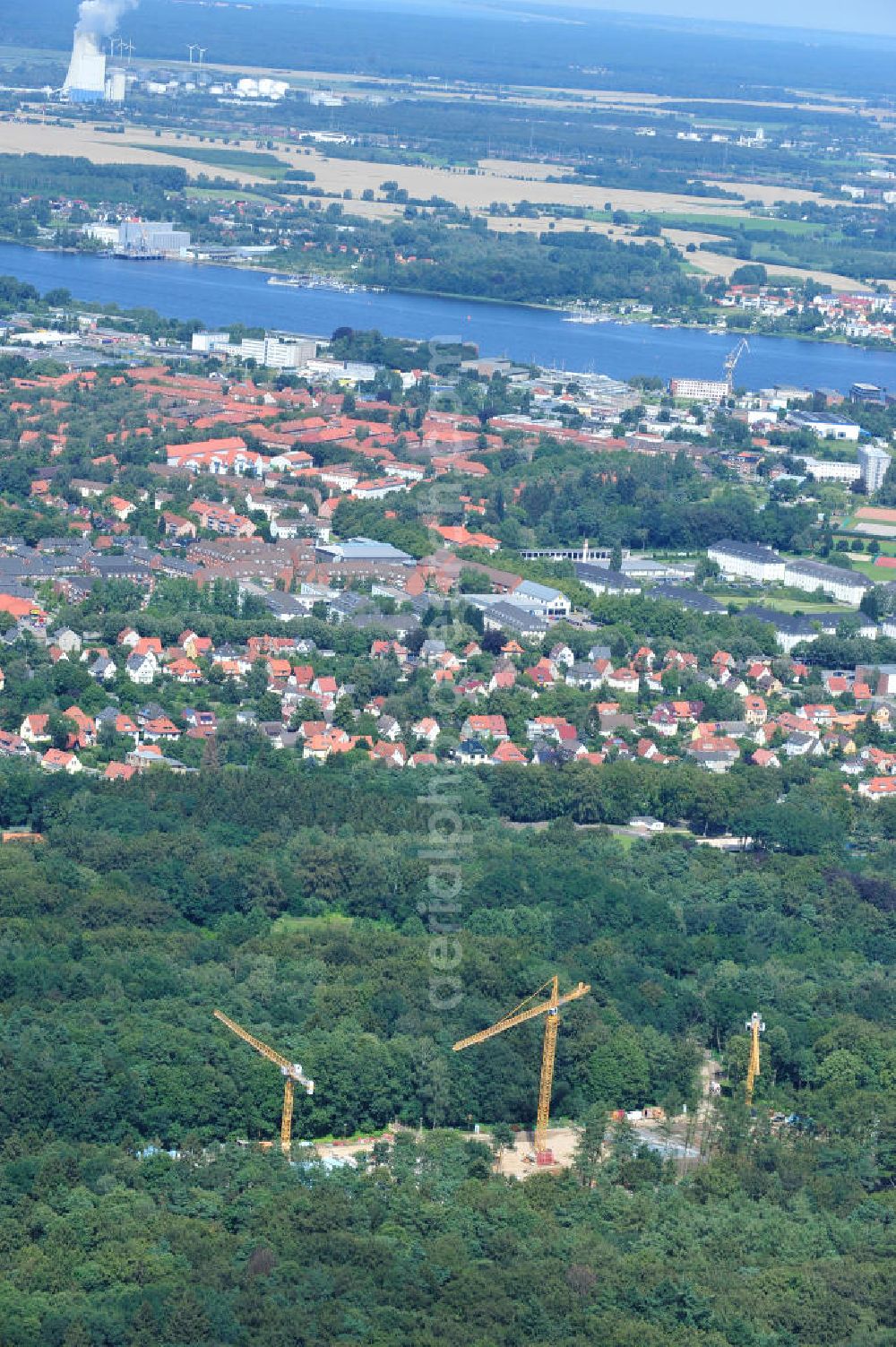 Rostock from above - Blick auf die Baustelle des neuen Darwineum , einem Menschenaffenhaus im Erweiterungsgelände des Rostocker Zoo. Die künftige Bildungs- und Erlebniswelt DARWINEUM mit Menschenaffengehege wird eine Ausstellung zur Evolution des Menschen mit Aquarium, Tropenhalle und einem großen Süßwasserbecken beinhalten. Das Bauprojekt im Barnstorfer Wald soll den Besucherstrom des Zoos erheblich vergrößern. Federführende Unternehmen beim Bau sind die INROS LACKNER AG, Rasbach Architekten und dem Ingenieurbüro Jochen Döhler. Site of the new Darwineum, a primate house in the Rostock Zoo.