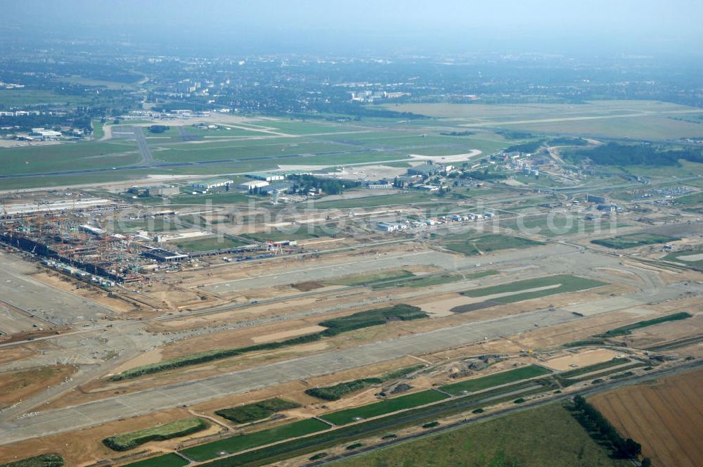 Schönefeld from above - Blick auf die Baustelle des neuen Fern- und S-Bahnhofes der Deutschen Bahn auf der Großbaustelle Neubau Bahnhof BBI (SXF) am Flughafen Berlin - Schönefeld. Ausführende Firmen: Hochtief AG; EUROVIA Beton; PORR; BERGER Bau; Kark Weiss; Matthai; Schäler Bau Berlin GmbH; STRABAG; MAX BÖGL