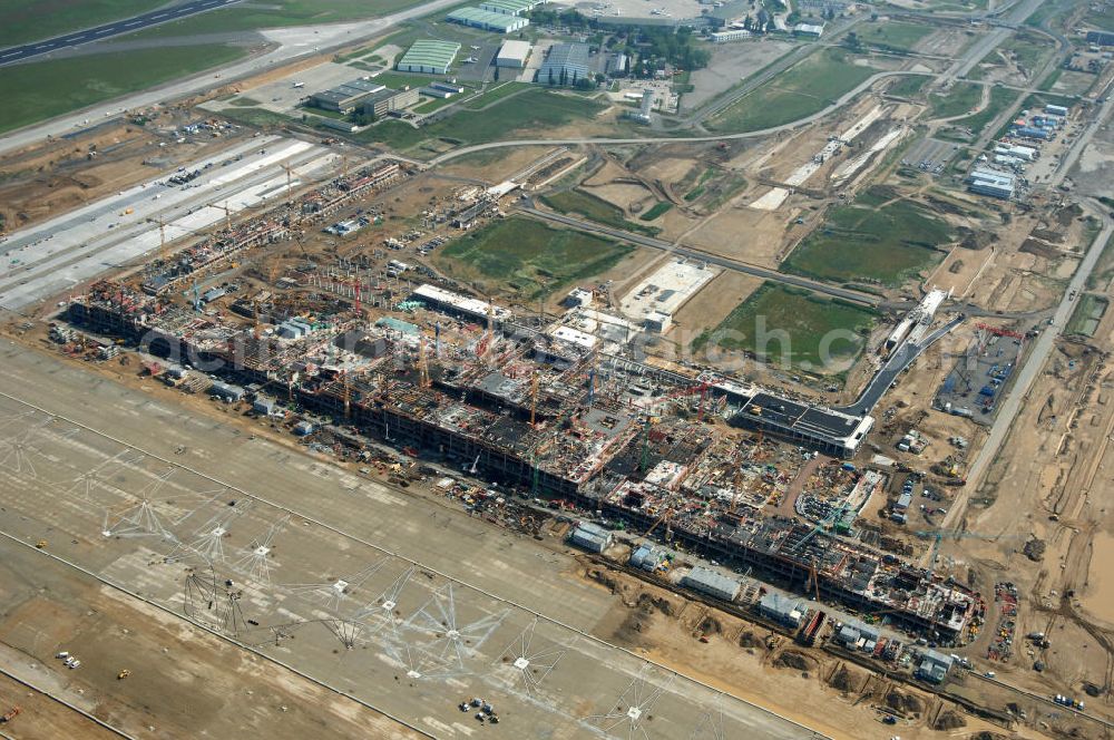 Schönefeld from the bird's eye view: Blick auf die Baustelle des neuen Fern- und S-Bahnhofes der Deutschen Bahn auf der Großbaustelle Neubau Bahnhof BBI (SXF) am Flughafen Berlin - Schönefeld. Ausführende Firmen: Hochtief AG; EUROVIA Beton; PORR; BERGER Bau; Kark Weiss; Matthai; Schäler Bau Berlin GmbH; STRABAG; MAX BÖGL