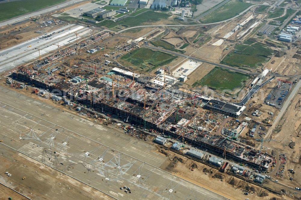 Aerial image Schönefeld - Blick auf die Baustelle des neuen Fern- und S-Bahnhofes der Deutschen Bahn auf der Großbaustelle Neubau Bahnhof BBI (SXF) am Flughafen Berlin - Schönefeld. Ausführende Firmen: Hochtief AG; EUROVIA Beton; PORR; BERGER Bau; Kark Weiss; Matthai; Schäler Bau Berlin GmbH; STRABAG; MAX BÖGL