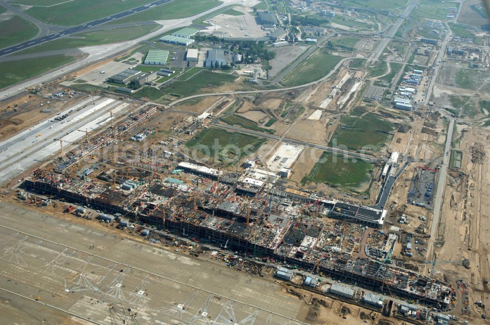 Aerial image Schönefeld - Blick auf die Baustelle des neuen Fern- und S-Bahnhofes der Deutschen Bahn auf der Großbaustelle Neubau Bahnhof BBI (SXF) am Flughafen Berlin - Schönefeld. Ausführende Firmen: Hochtief AG; EUROVIA Beton; PORR; BERGER Bau; Kark Weiss; Matthai; Schäler Bau Berlin GmbH; STRABAG; MAX BÖGL