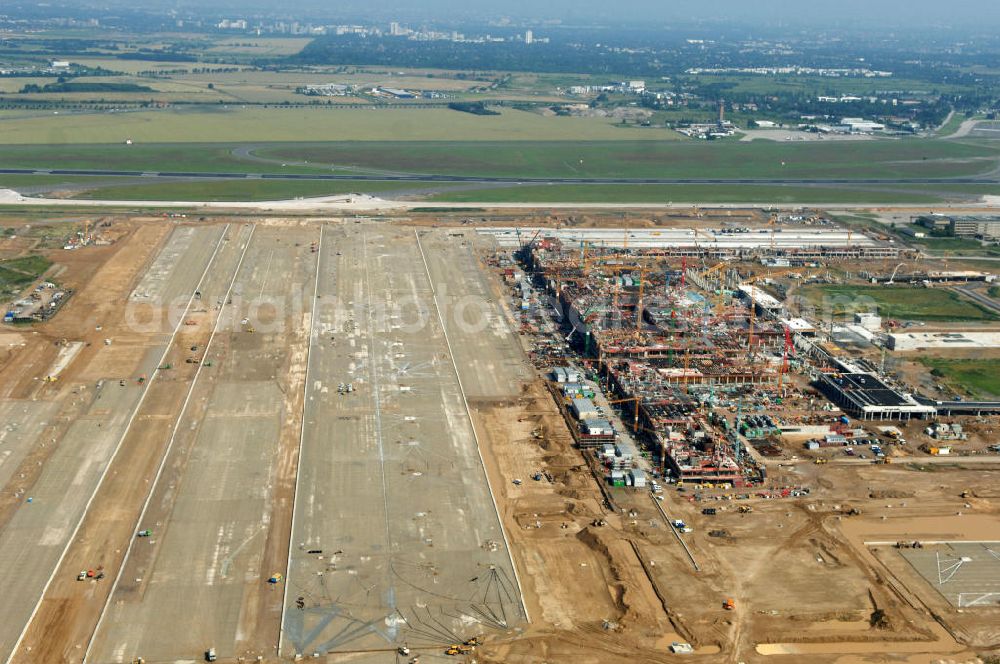 Schönefeld from above - Blick auf die Baustelle des neuen Fern- und S-Bahnhofes der Deutschen Bahn auf der Großbaustelle Neubau Bahnhof BBI (SXF) am Flughafen Berlin - Schönefeld. Ausführende Firmen: Hochtief AG; EUROVIA Beton; PORR; BERGER Bau; Kark Weiss; Matthai; Schäler Bau Berlin GmbH; STRABAG; MAX BÖGL