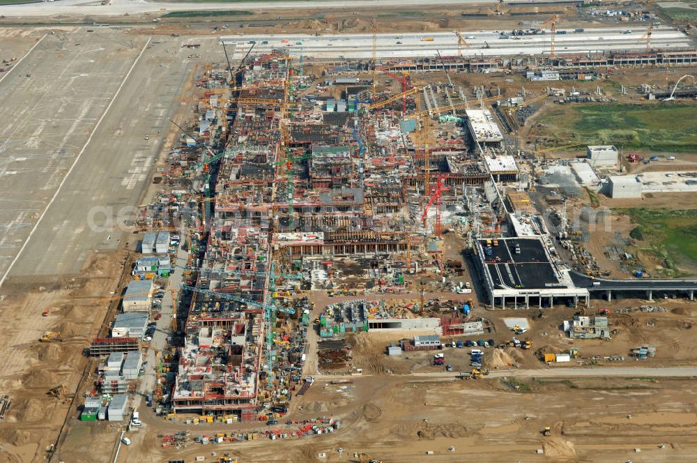 Aerial image Schönefeld - Blick auf die Baustelle des neuen Fern- und S-Bahnhofes der Deutschen Bahn auf der Großbaustelle Neubau Bahnhof BBI (SXF) am Flughafen Berlin - Schönefeld. Ausführende Firmen: Hochtief AG; EUROVIA Beton; PORR; BERGER Bau; Kark Weiss; Matthai; Schäler Bau Berlin GmbH; STRABAG; MAX BÖGL