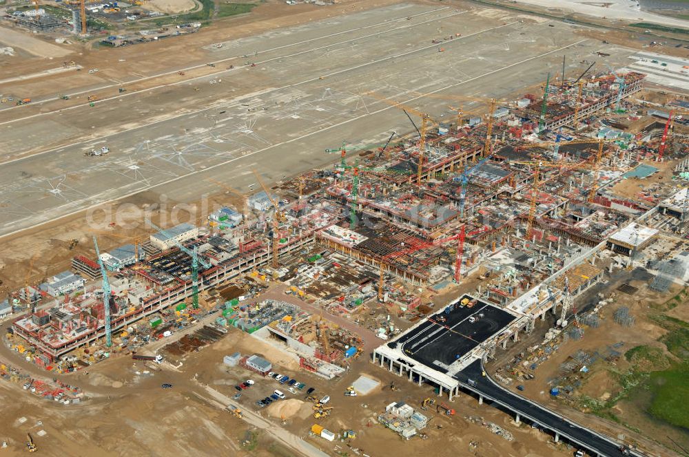 Schönefeld from above - Blick auf die Baustelle des neuen Fern- und S-Bahnhofes der Deutschen Bahn auf der Großbaustelle Neubau Bahnhof BBI (SXF) am Flughafen Berlin - Schönefeld. Ausführende Firmen: Hochtief AG; EUROVIA Beton; PORR; BERGER Bau; Kark Weiss; Matthai; Schäler Bau Berlin GmbH; STRABAG; MAX BÖGL