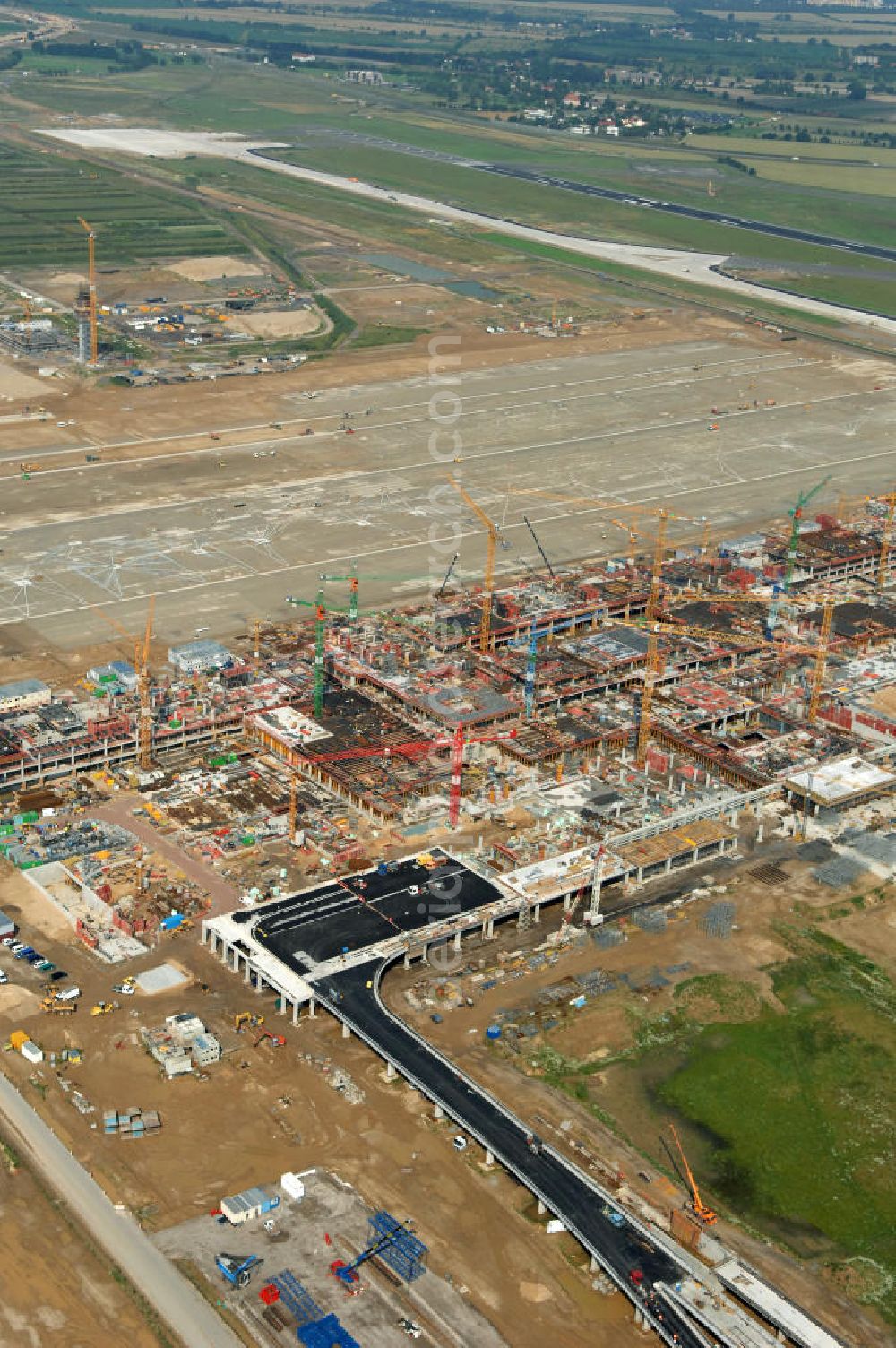 Aerial image Schönefeld - Blick auf die Baustelle des neuen Fern- und S-Bahnhofes der Deutschen Bahn auf der Großbaustelle Neubau Bahnhof BBI (SXF) am Flughafen Berlin - Schönefeld. Ausführende Firmen: Hochtief AG; EUROVIA Beton; PORR; BERGER Bau; Kark Weiss; Matthai; Schäler Bau Berlin GmbH; STRABAG; MAX BÖGL