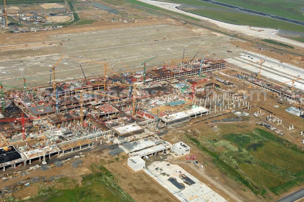 Schönefeld from above - Blick auf die Baustelle des neuen Fern- und S-Bahnhofes der Deutschen Bahn auf der Großbaustelle Neubau Bahnhof BBI (SXF) am Flughafen Berlin - Schönefeld. Ausführende Firmen: Hochtief AG; EUROVIA Beton; PORR; BERGER Bau; Kark Weiss; Matthai; Schäler Bau Berlin GmbH; STRABAG; MAX BÖGL