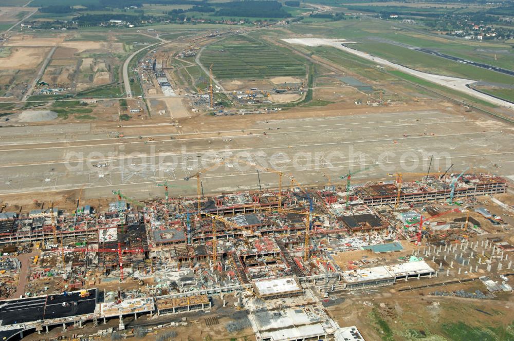 Aerial image Schönefeld - Blick auf die Baustelle des neuen Fern- und S-Bahnhofes der Deutschen Bahn auf der Großbaustelle Neubau Bahnhof BBI (SXF) am Flughafen Berlin - Schönefeld. Ausführende Firmen: Hochtief AG; EUROVIA Beton; PORR; BERGER Bau; Kark Weiss; Matthai; Schäler Bau Berlin GmbH; STRABAG; MAX BÖGL