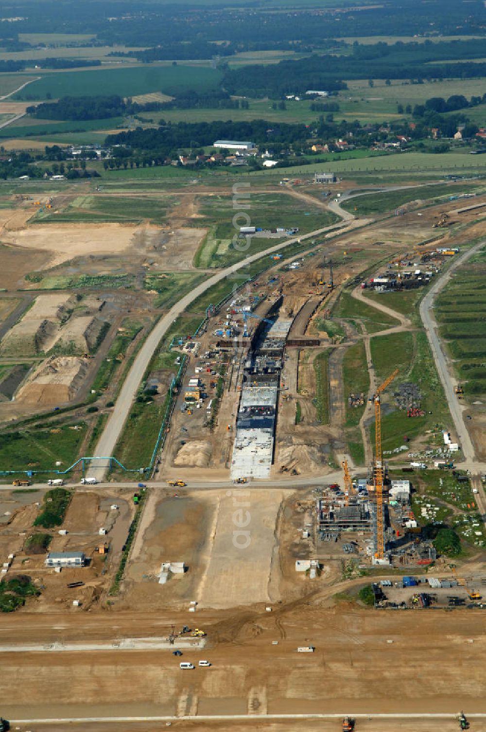 Schönefeld from above - Blick auf die Baustelle des neuen Fern- und S-Bahnhofes der Deutschen Bahn auf der Großbaustelle Neubau Bahnhof BBI (SXF) am Flughafen Berlin - Schönefeld. Ausführende Firmen: Hochtief AG; EUROVIA Beton; PORR; BERGER Bau; Kark Weiss; Matthai; Schäler Bau Berlin GmbH; STRABAG; MAX BÖGL