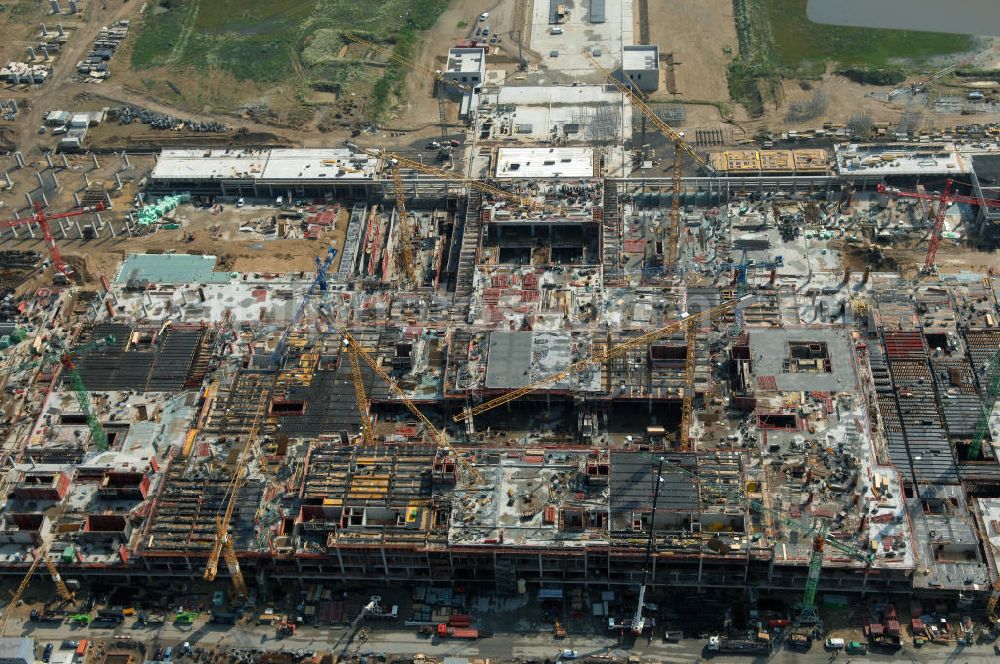 Schönefeld from the bird's eye view: Blick auf die Baustelle des neuen Fern- und S-Bahnhofes der Deutschen Bahn auf der Großbaustelle Neubau Bahnhof BBI (SXF) am Flughafen Berlin - Schönefeld. Ausführende Firmen: Hochtief AG; EUROVIA Beton; PORR; BERGER Bau; Kark Weiss; Matthai; Schäler Bau Berlin GmbH; STRABAG; MAX BÖGL