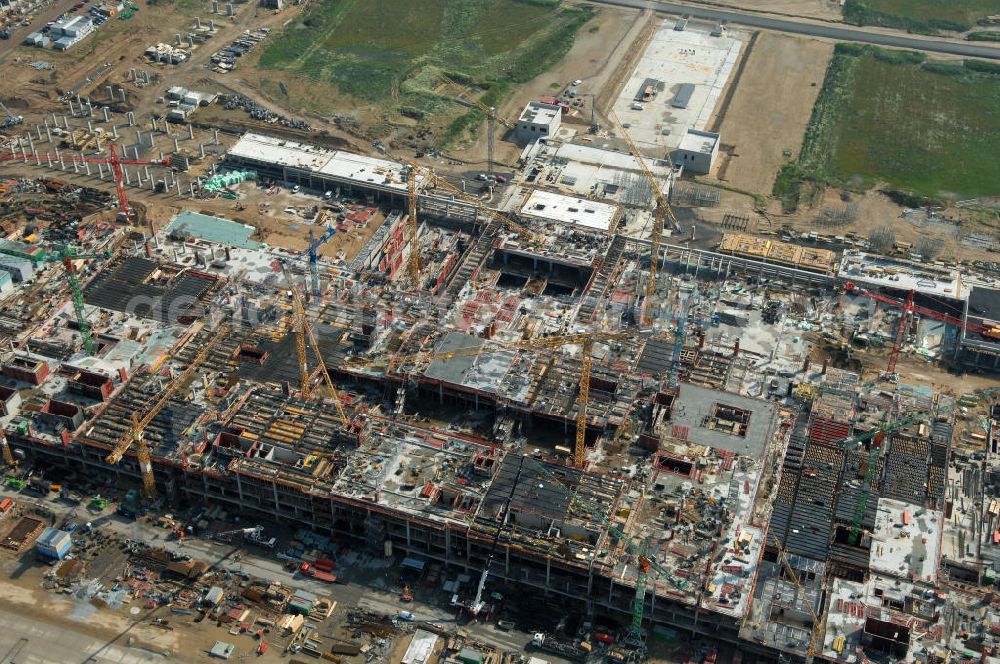 Aerial image Schönefeld - Blick auf die Baustelle des neuen Fern- und S-Bahnhofes der Deutschen Bahn auf der Großbaustelle Neubau Bahnhof BBI (SXF) am Flughafen Berlin - Schönefeld. Ausführende Firmen: Hochtief AG; EUROVIA Beton; PORR; BERGER Bau; Kark Weiss; Matthai; Schäler Bau Berlin GmbH; STRABAG; MAX BÖGL